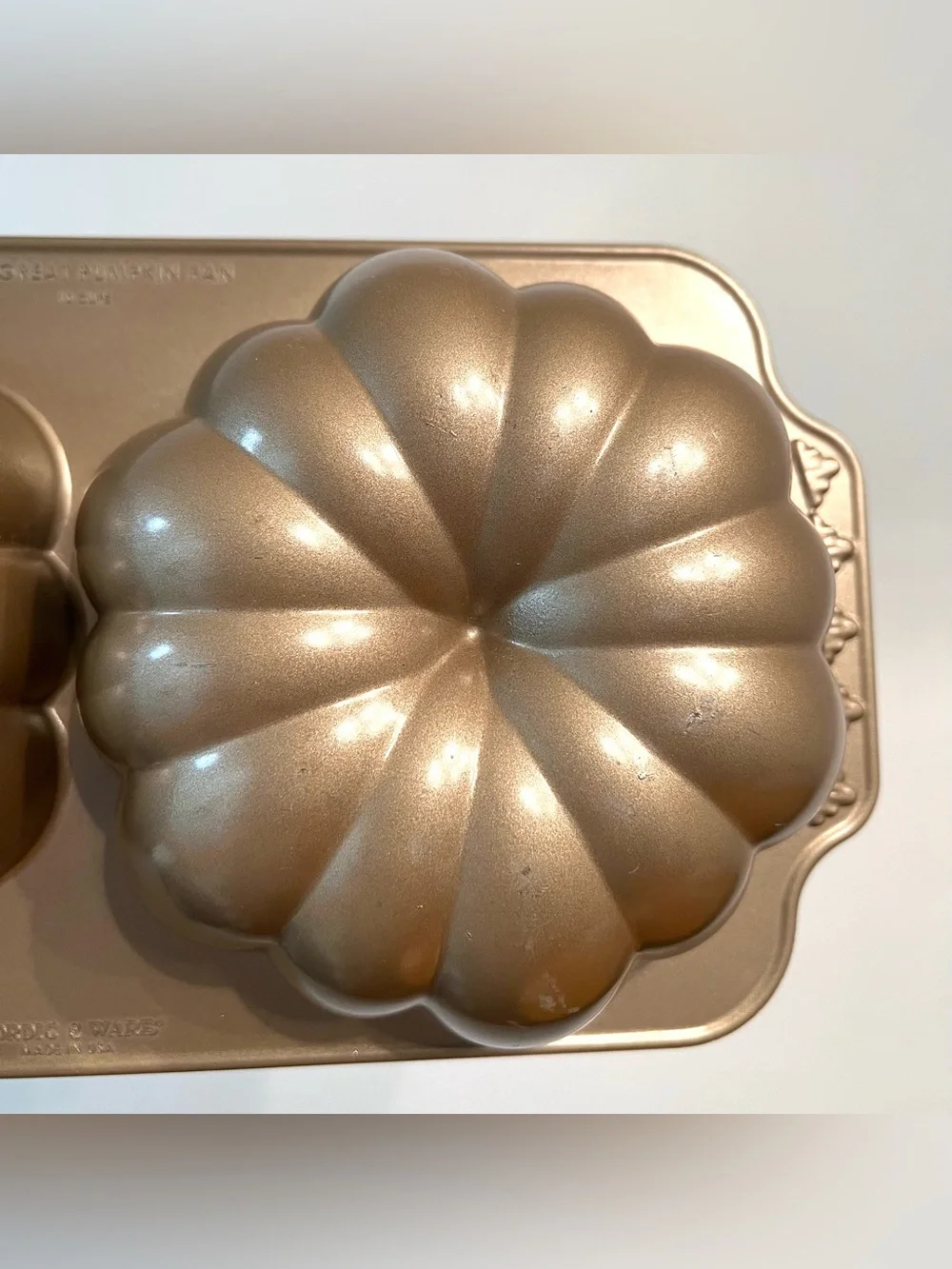 Nordic Ware Great Pumpkin Pan Heavy Cast Aluminum Baking Gold Finish 10 Cups USA